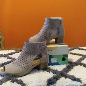 Earth women intrepid open toe booties.NWT.